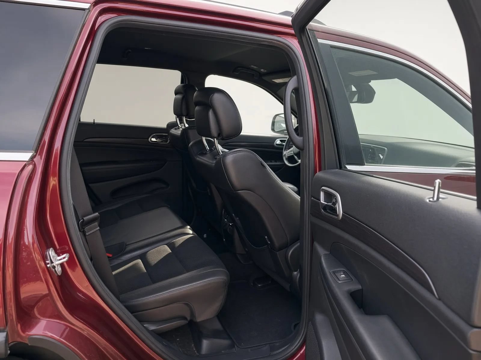 Used 2018 Jeep Grand Cherokee Laredo AWD/4WD image 3