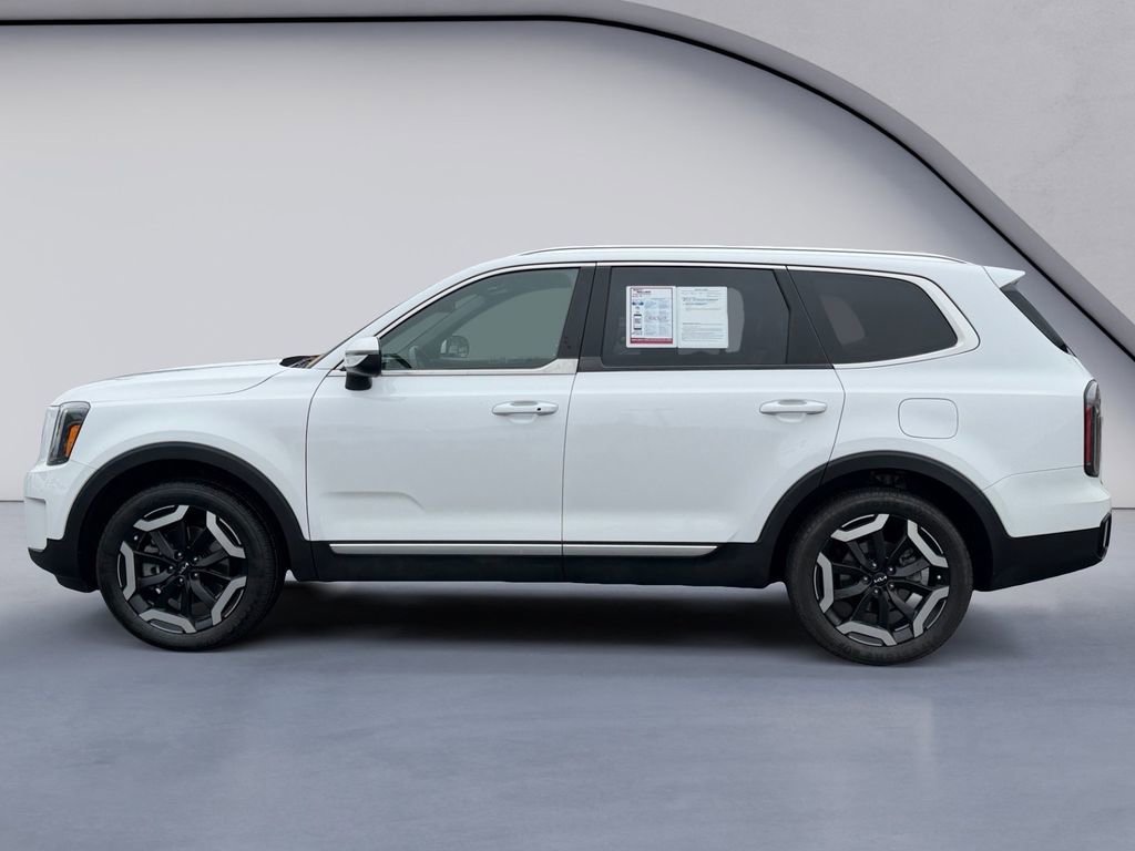 Used 2023 Kia Telluride EX w/ EX Captain's Chair Package image 2