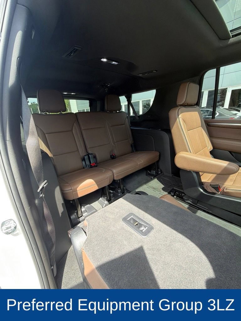 Used 2025 Chevrolet Suburban High Country RWD image 23