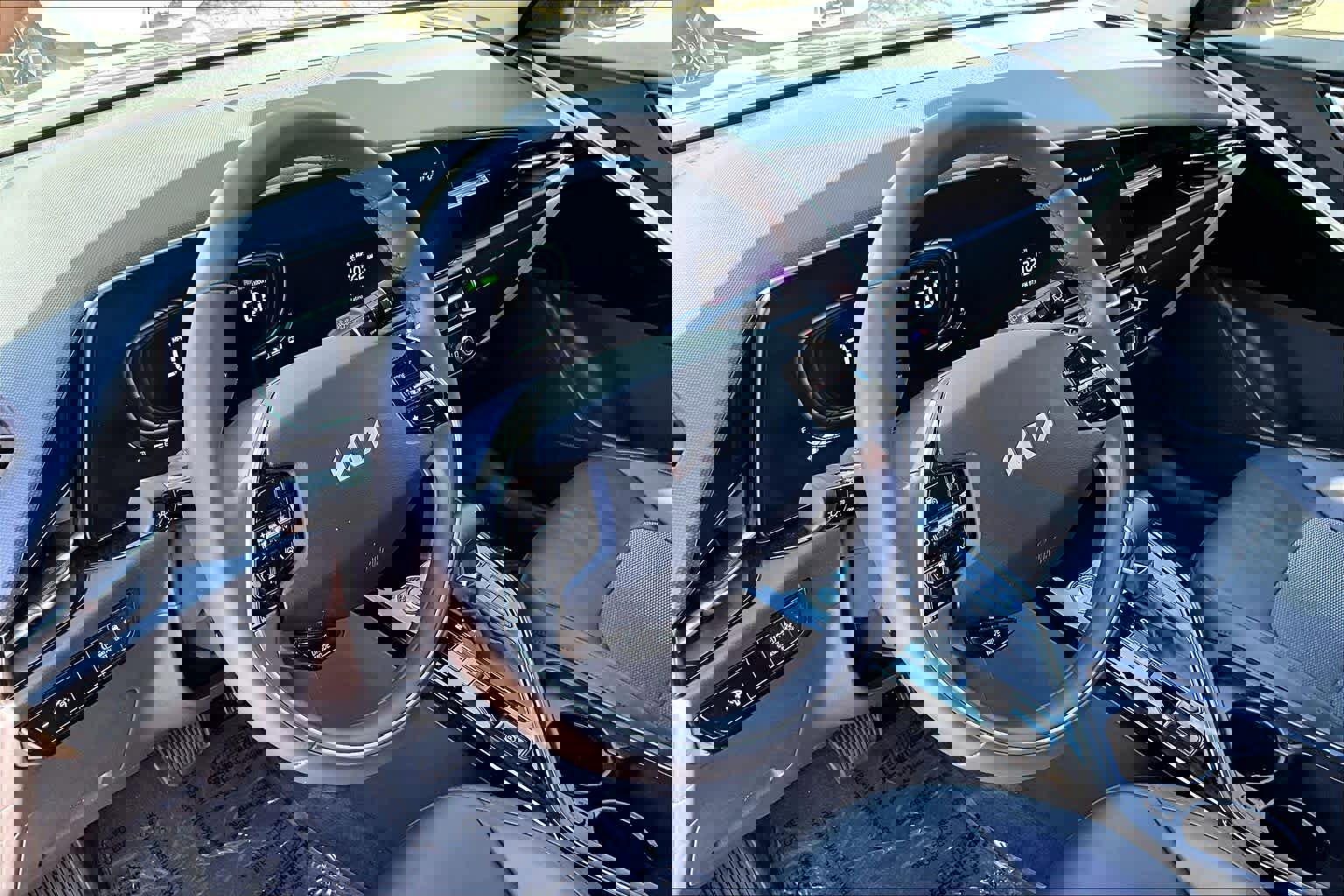 Used 2024 Kia Niro EX image 17