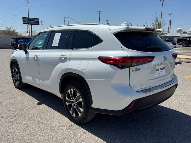 Used 2022 Toyota Highlander XLE image 4