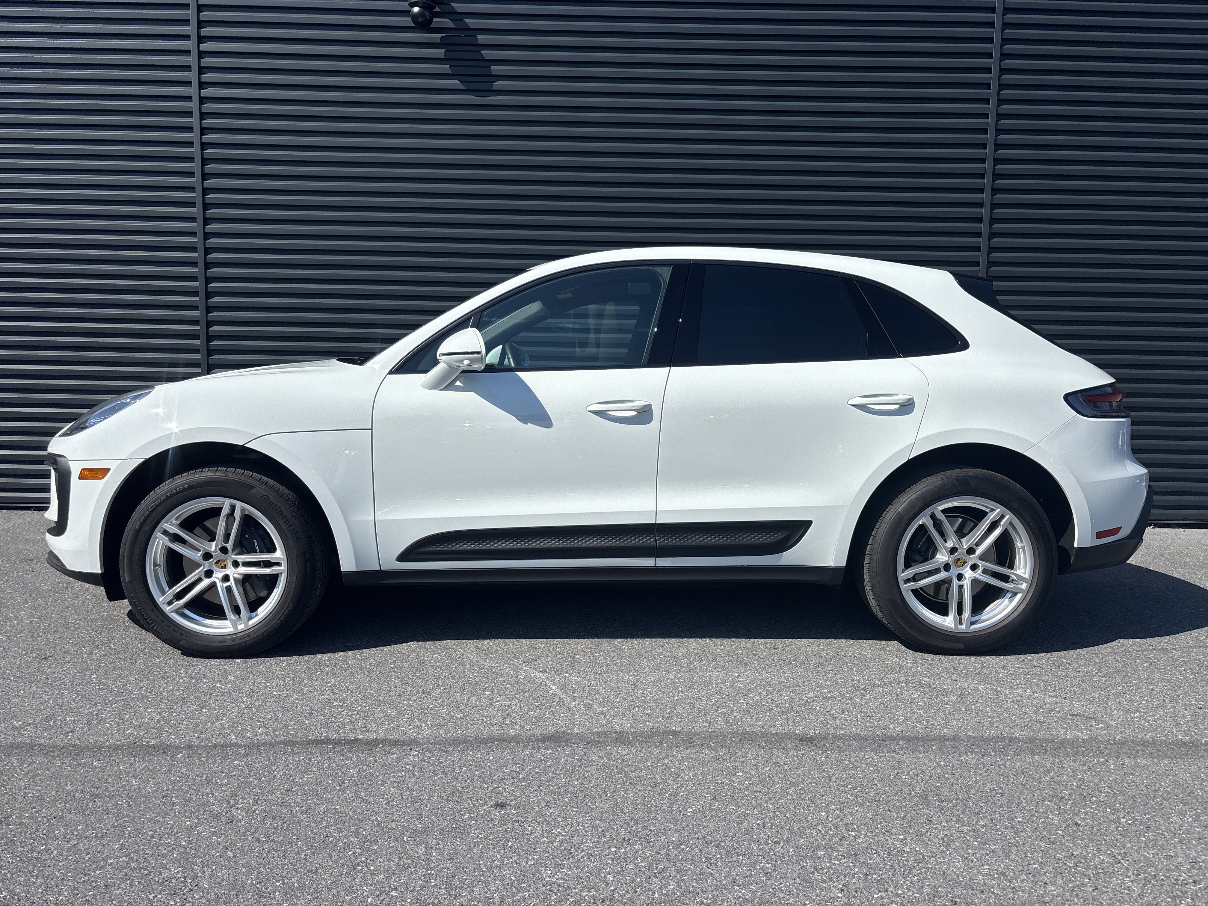 Used 2025 Porsche Macan image 2