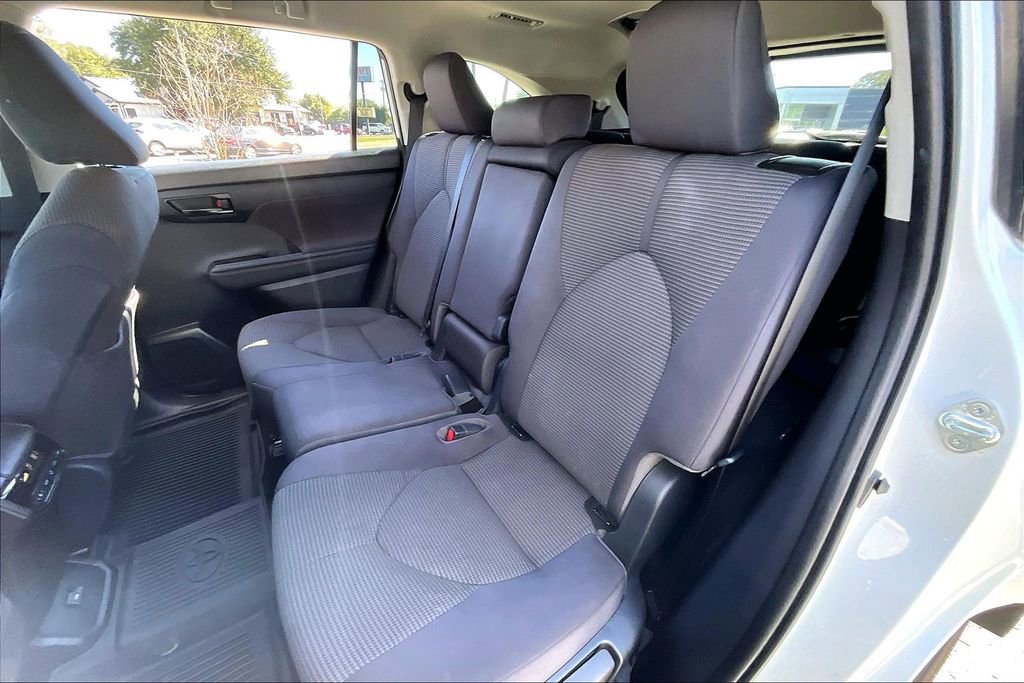 Used 2022 Toyota Highlander LE image 19