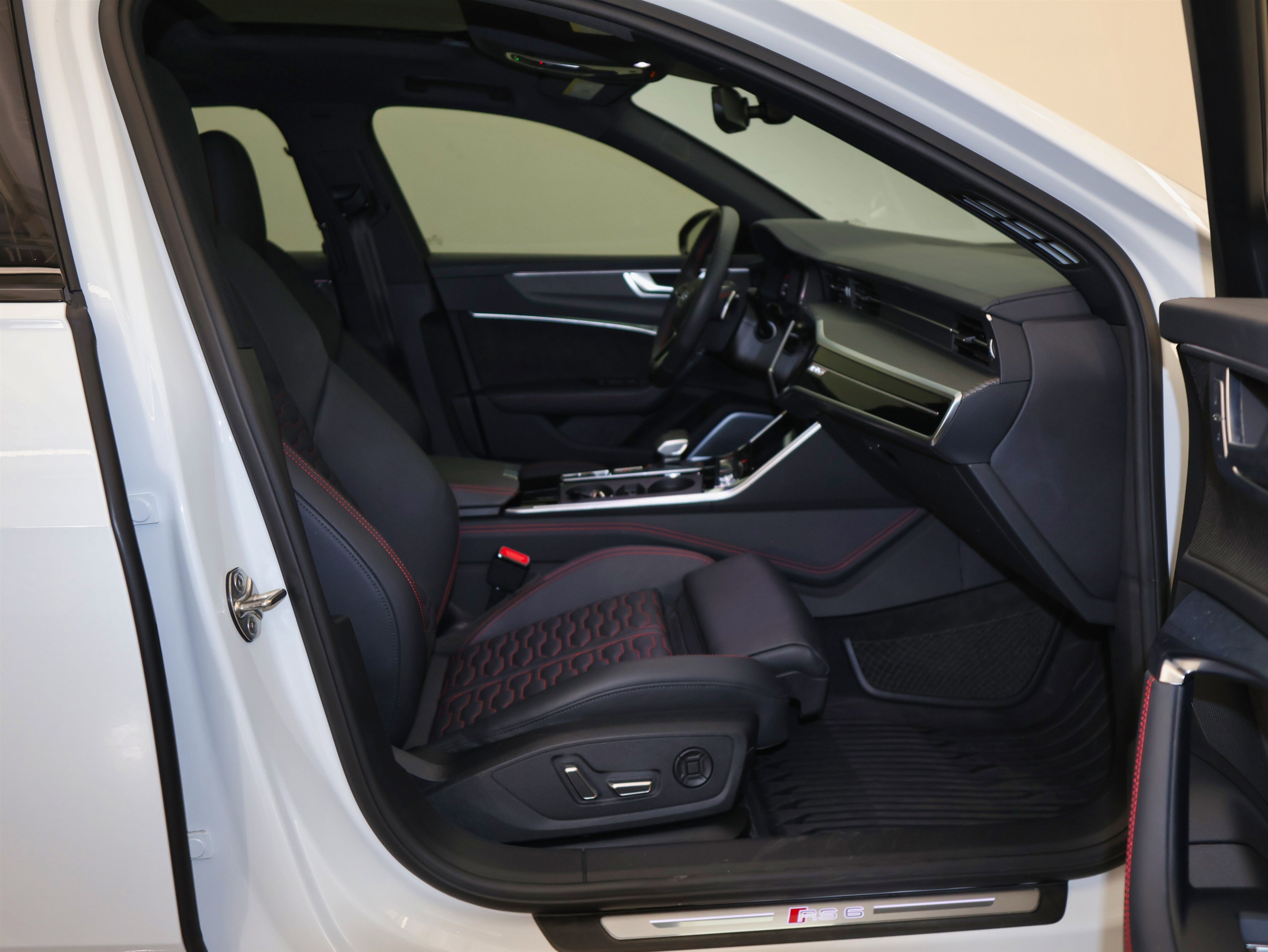 Used 2021 Audi RS 6 w/ Executive Package image 48