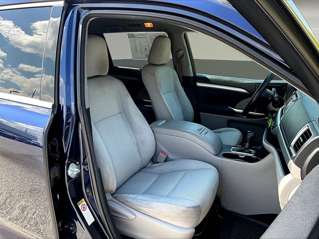 Used 2015 Toyota Highlander LE FWD image 31