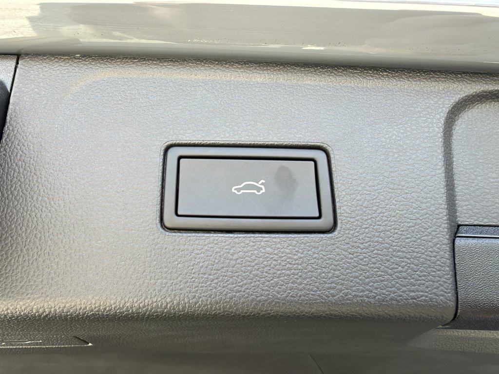 Used 2025 Volkswagen Atlas Peak Edition SE AWD/4WD image 39