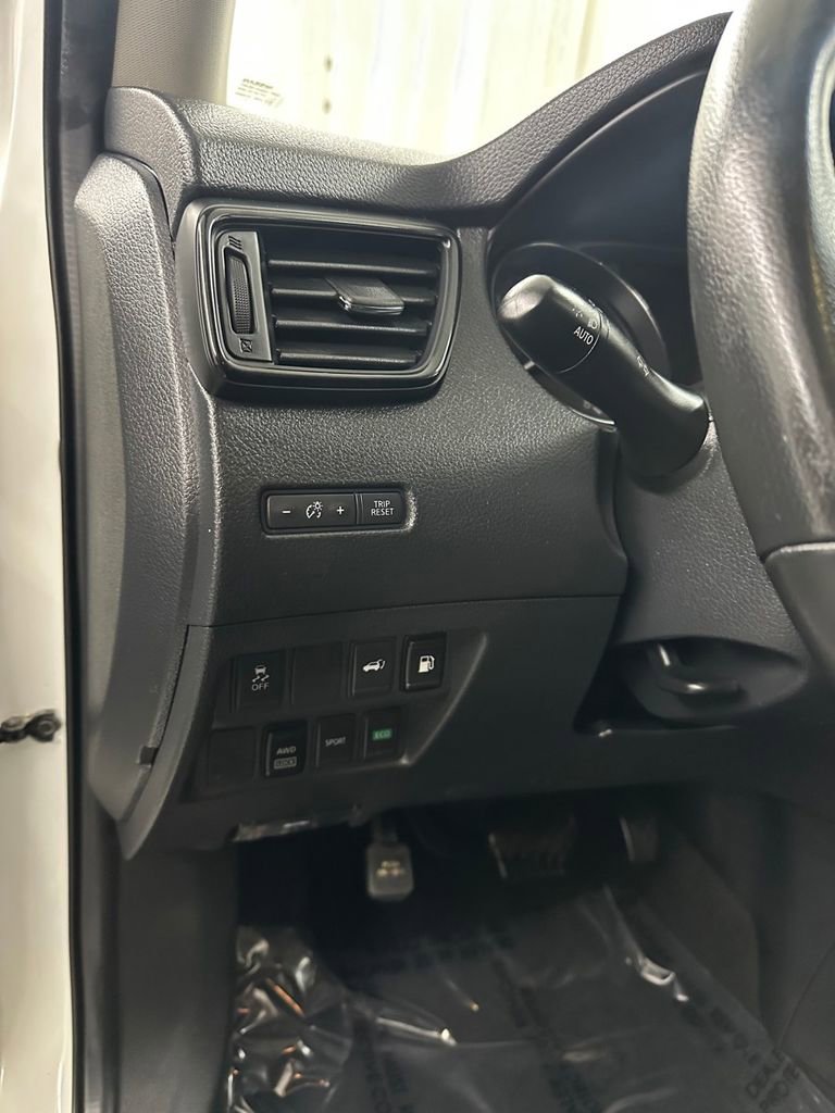 Used 2018 Nissan Rogue SV image 15