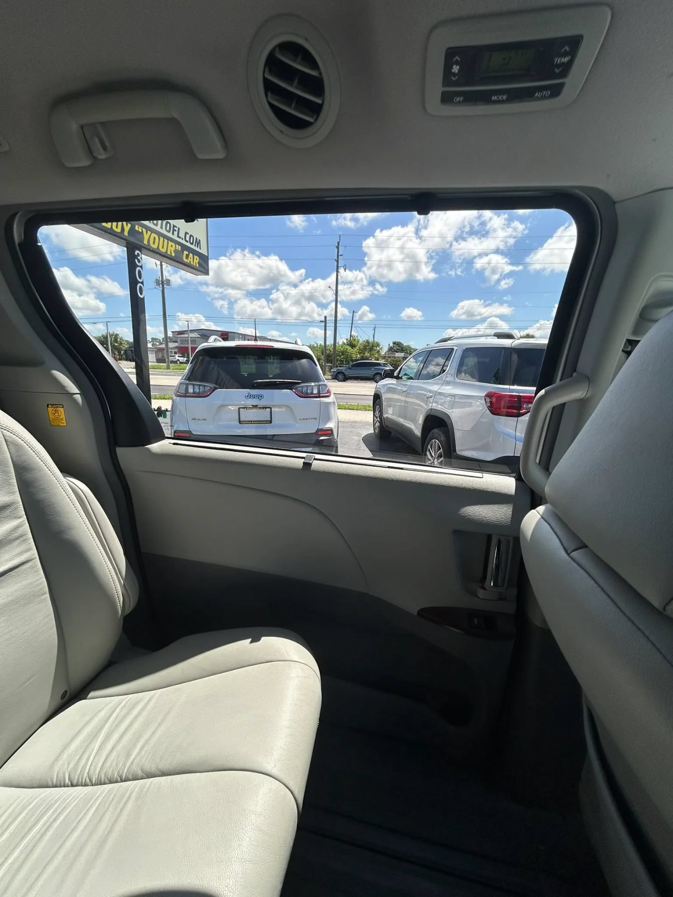 Used 2011 Toyota Sienna XLE FWD image 16