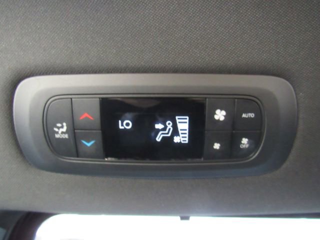 Used 2025 Chrysler Pacifica Select image 35