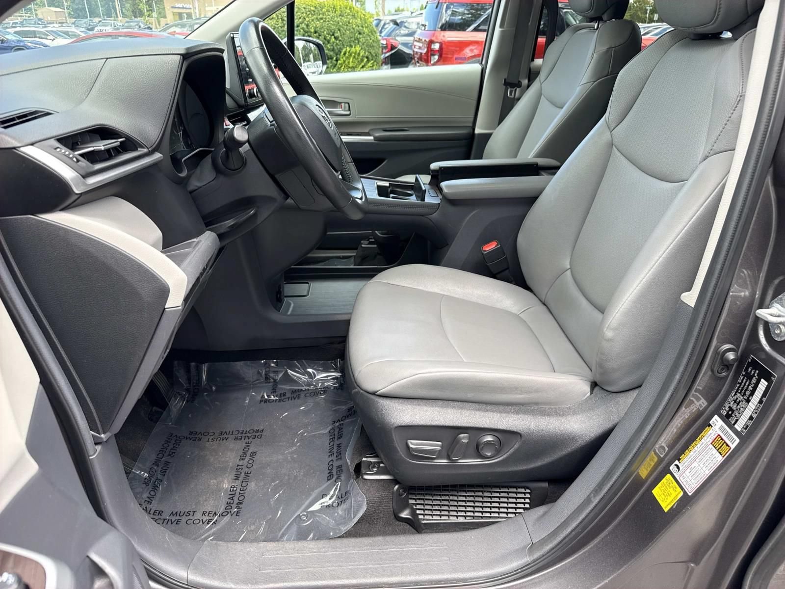 Used 2024 Toyota Sienna XLE FWD image 29