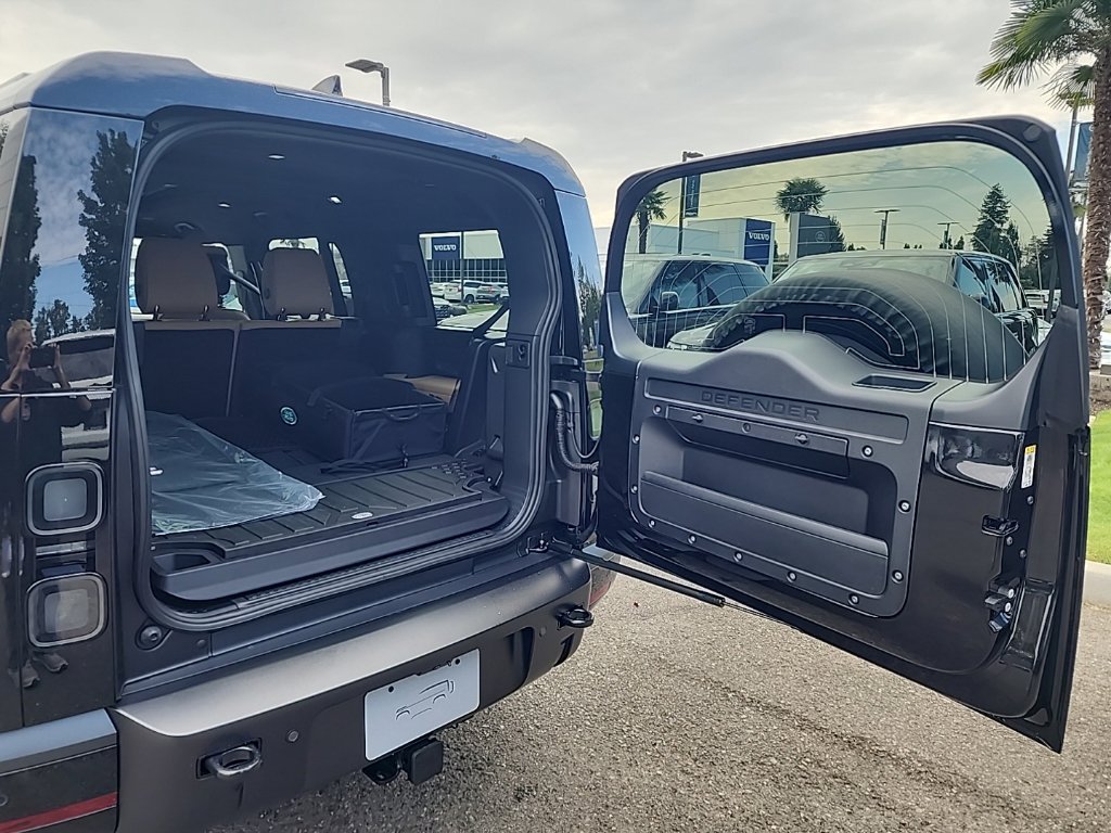 New 2026 Land Rover Defender 130 X-Dynamic SE AWD/4WD image 16