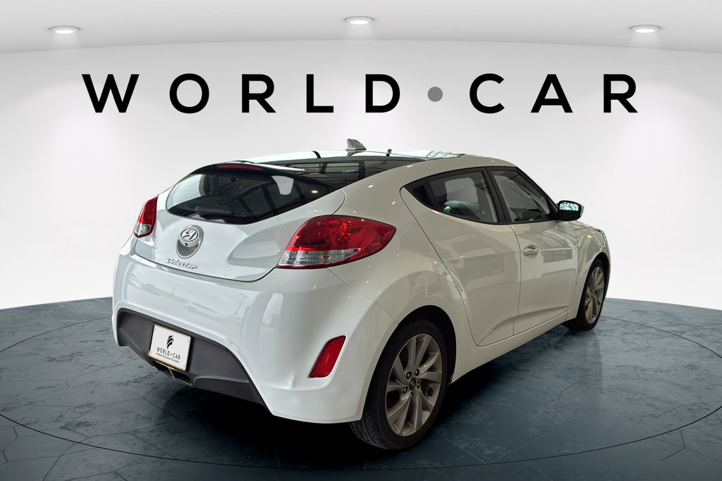 Used 2016 Hyundai Veloster FWD image 3