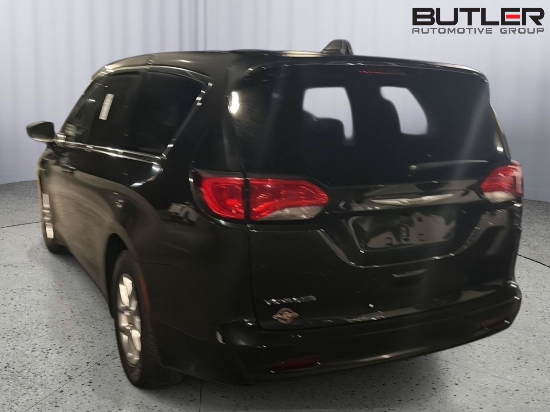 Used 2023 Chrysler Voyager LX FWD image 8