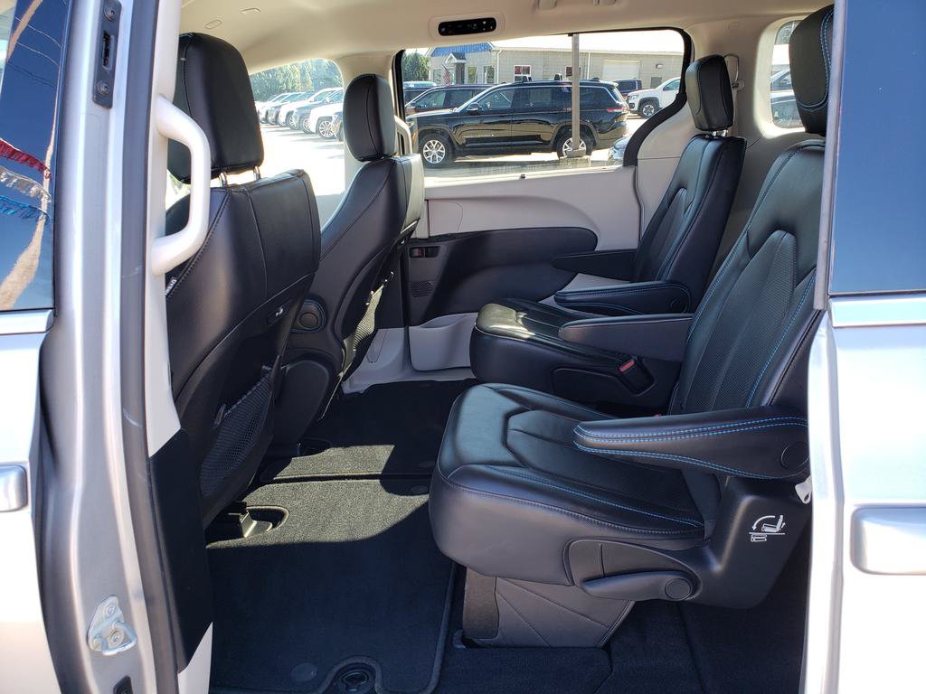 Used 2021 Chrysler Pacifica Touring-L FWD image 12