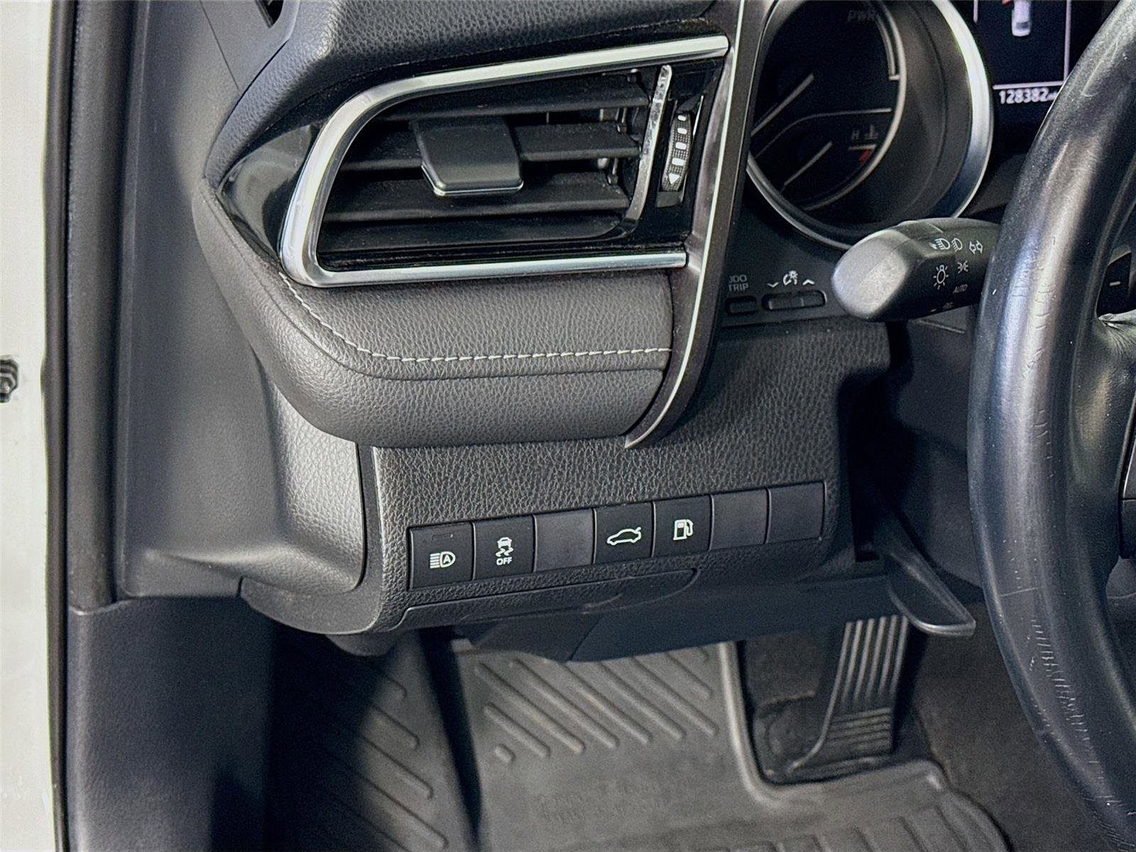 Used 2018 Toyota Camry SE w/ Audio Package FWD image 4