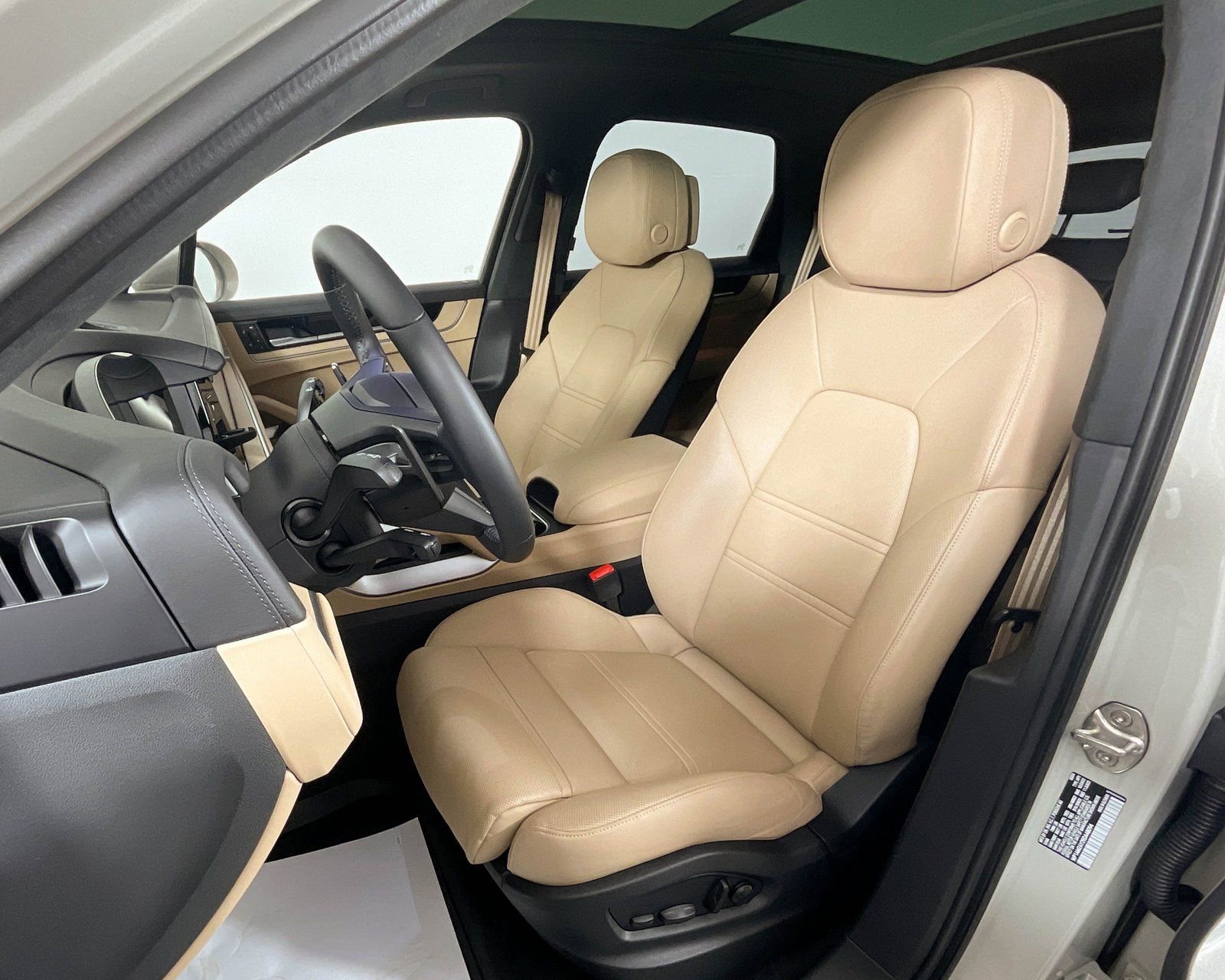 Certified 2024 Porsche Cayenne Turbo image 5