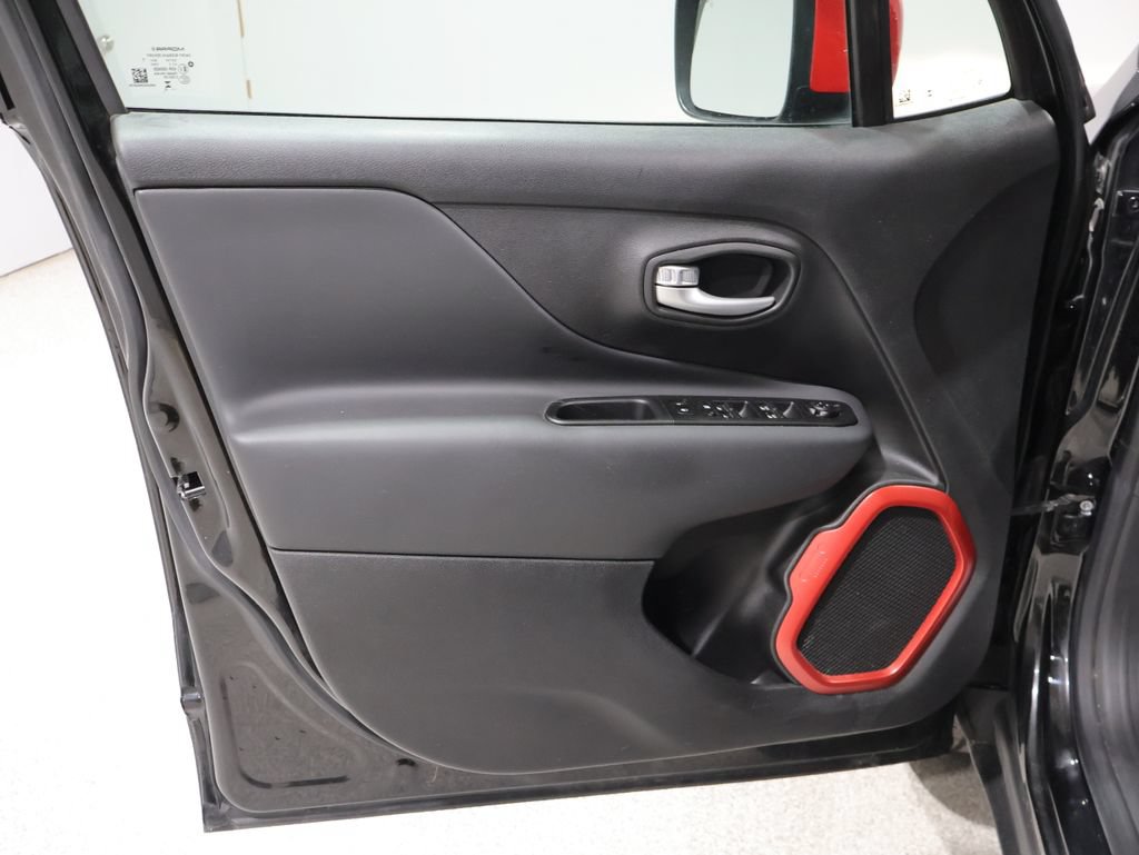 Certified 2023 Jeep Renegade Latitude w/ Sun/Sound Group AWD/4WD image 14