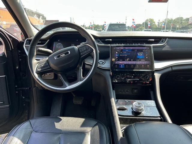 Used 2023 Jeep Grand Cherokee L Limited w/ Black Appearance Package image 16