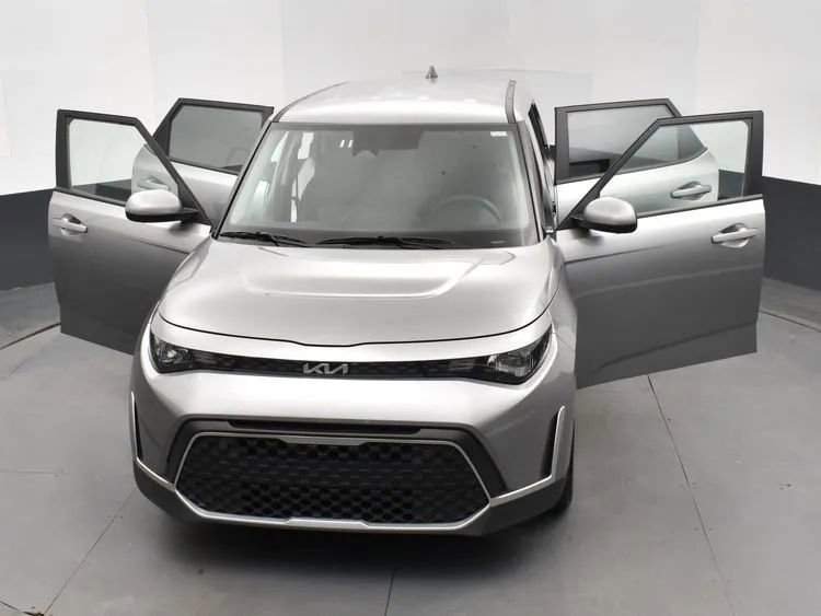 Used 2025 Kia Soul LX w/ LX Technology Package FWD image 10