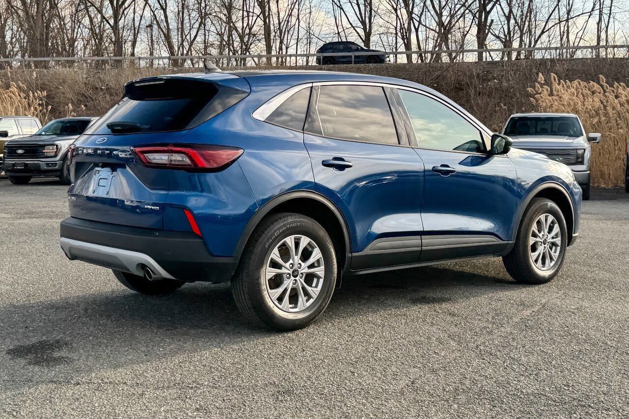 Used 2023 Ford Escape Active w/ Tech Pack #1 AWD/4WD image 3