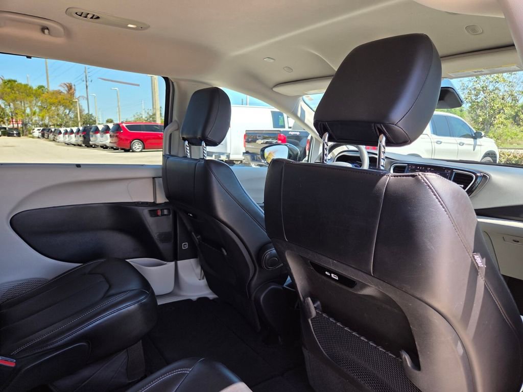 Used 2024 Chrysler Pacifica Touring-L image 12