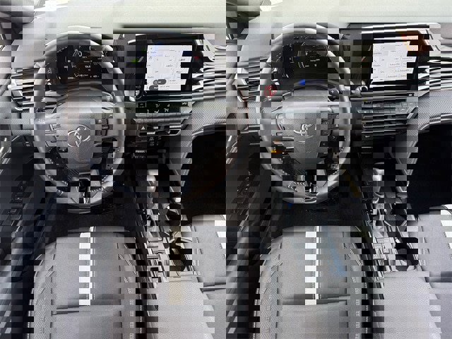 Used 2025 Toyota Camry SE image 12