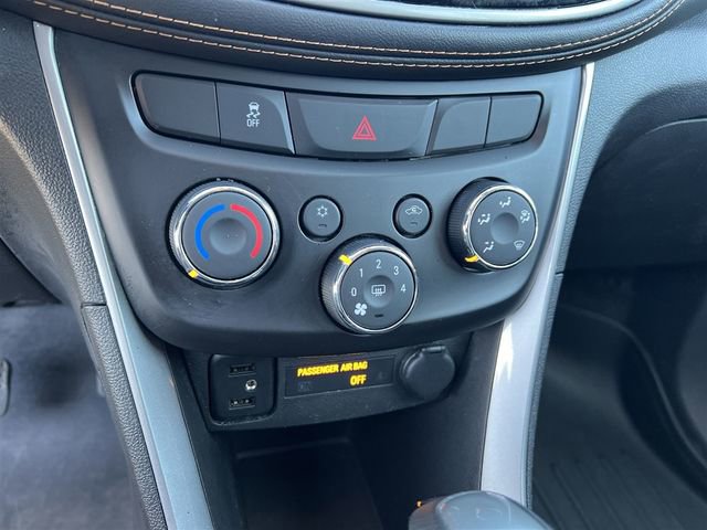 Used 2021 Chevrolet Trax LT w/ LT Convenience Package image 21