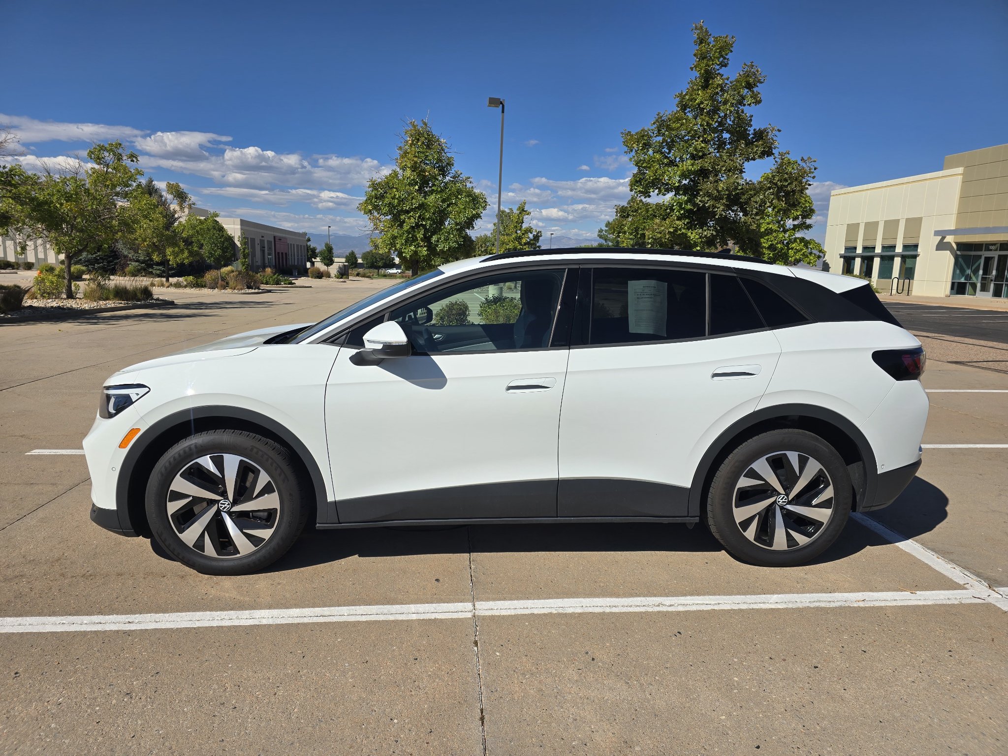 Used 2023 Volkswagen ID.4 2WD image 2