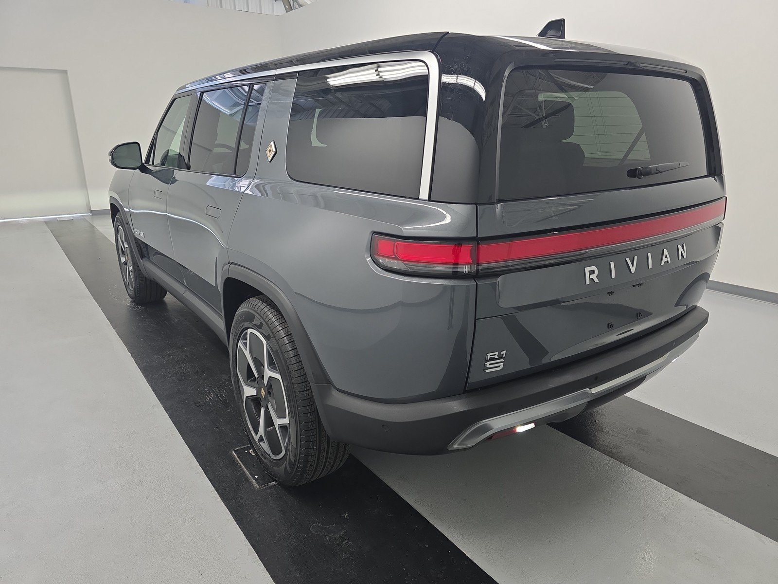 Used 2024 Rivian R1S Adventure AWD/4WD image 3