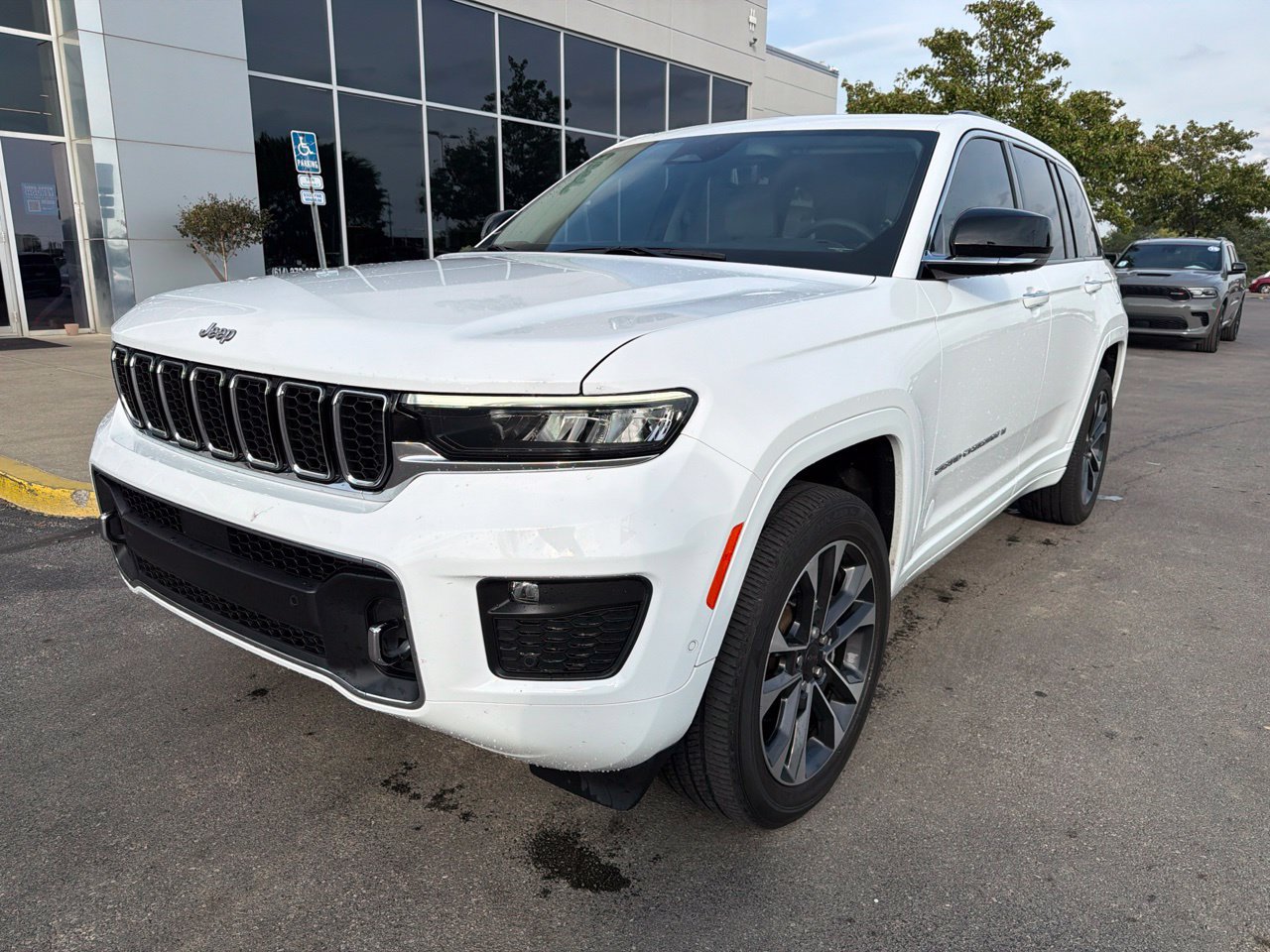 Used 2023 Jeep Grand Cherokee Overland w/ Luxury Tech Group IV AWD/4WD image 3