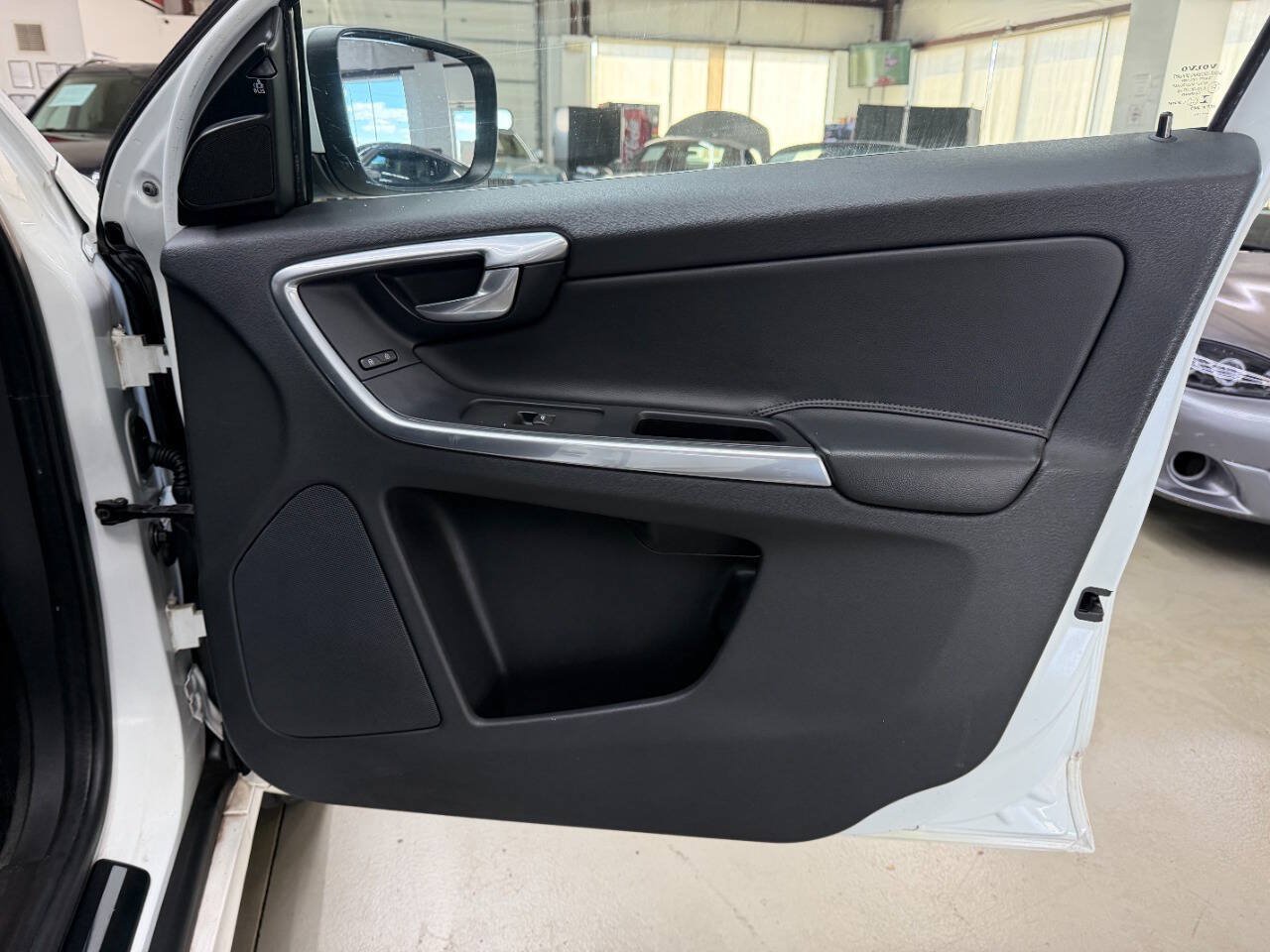Used 2015 Volvo XC60 T6 w/ Protection Package AWD/4WD image 16