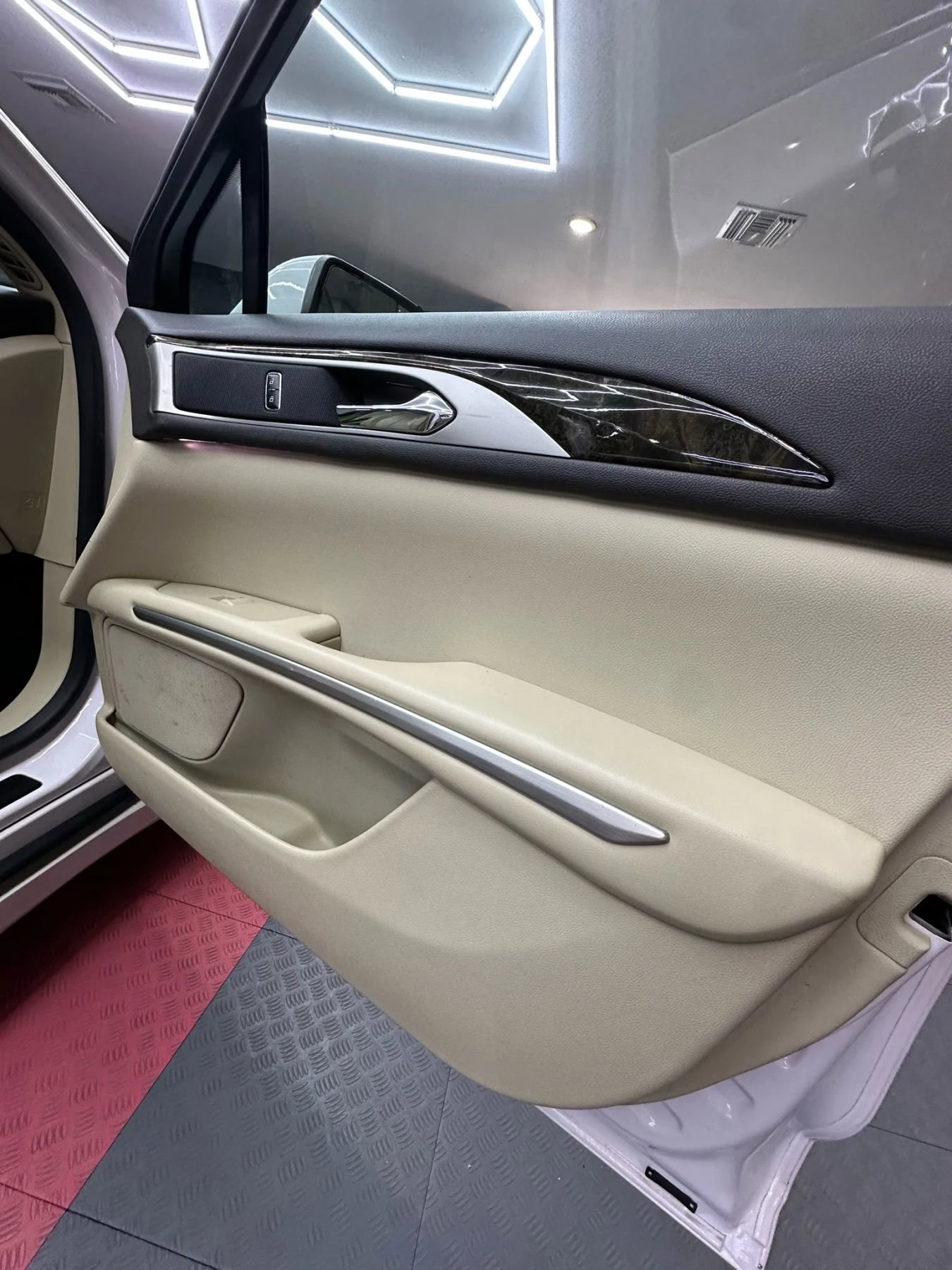 Used 2014 Lincoln MKZ w/ Equipment Group 101A Select image 27