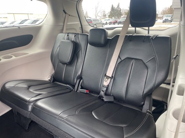 Used 2022 Chrysler Pacifica Touring-L image 10
