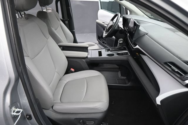 Used 2025 Toyota Sienna XLE FWD image 14