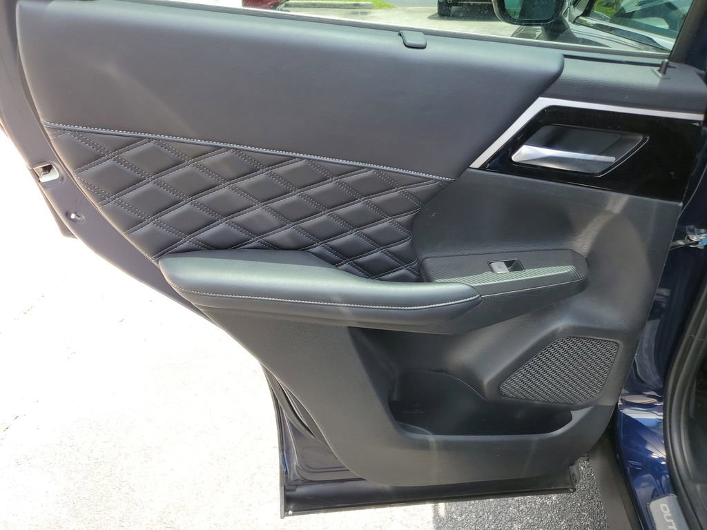 Used 2023 Mitsubishi Outlander SEL image 9