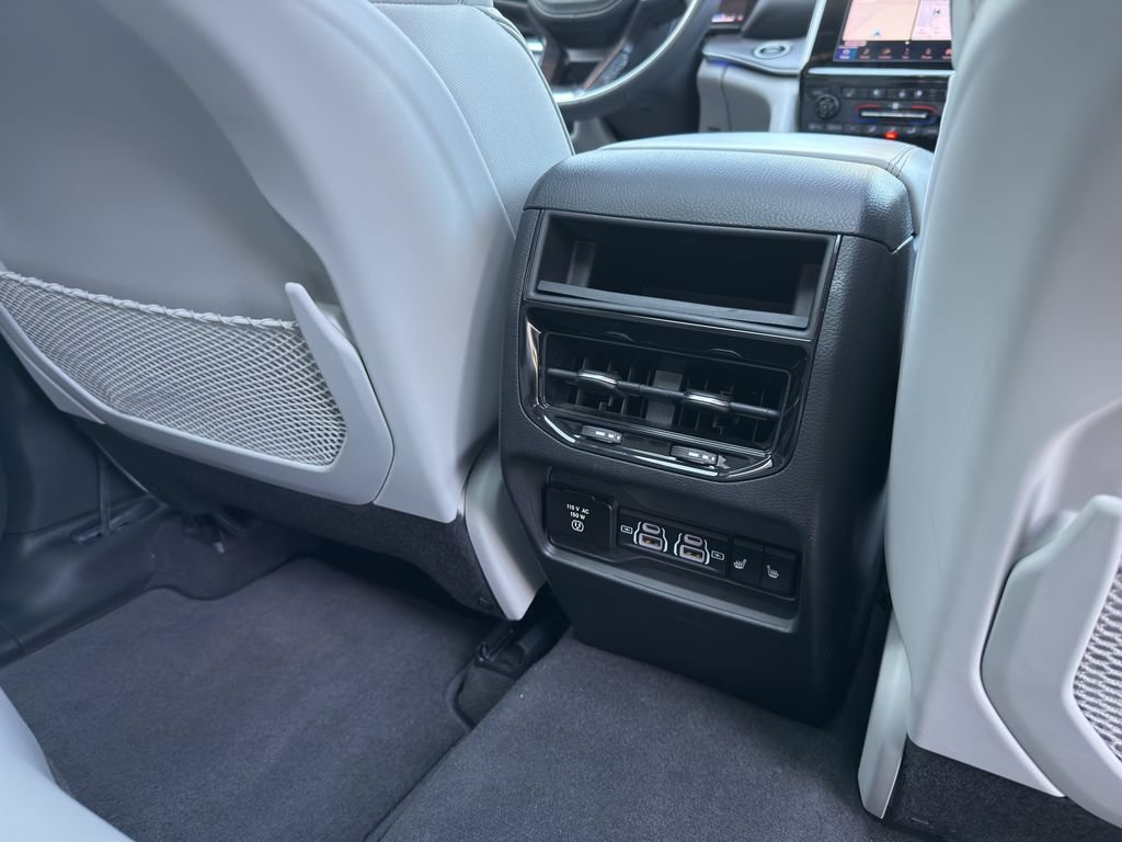 Used 2022 Jeep Grand Cherokee Overland RWD image 17