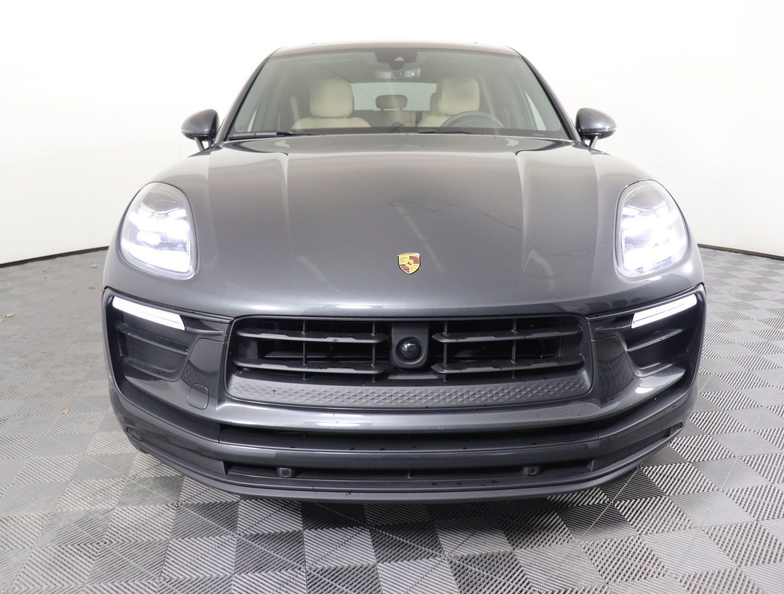 Used 2025 Porsche Macan image 8