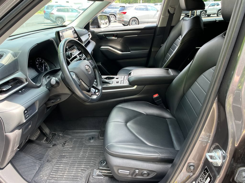 Used 2021 Toyota Highlander XLE AWD/4WD image 38