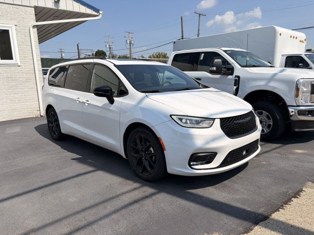 Used 2025 Chrysler Pacifica Limited