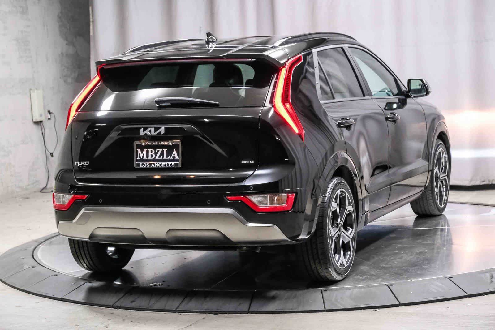 Used 2023 Kia Niro EX Touring FWD image 4