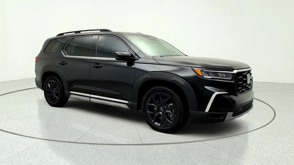 Used 2025 Honda Pilot Touring image 3