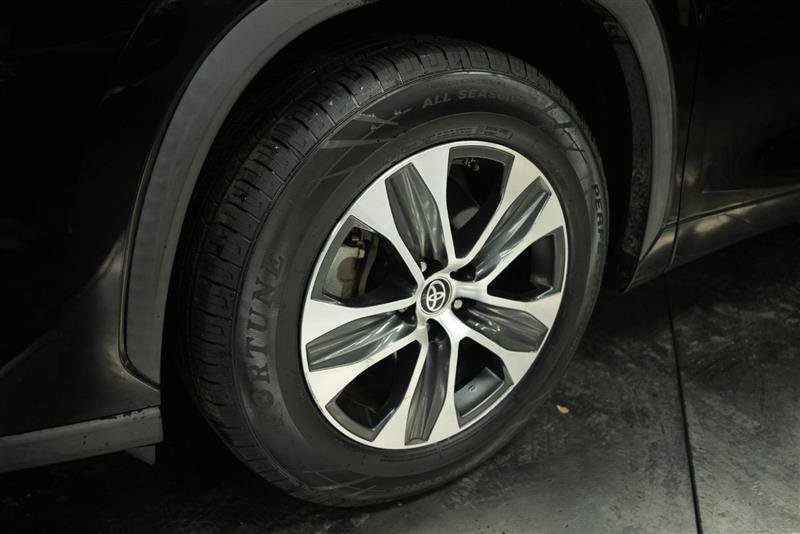 Used 2022 Toyota Highlander XLE FWD image 4