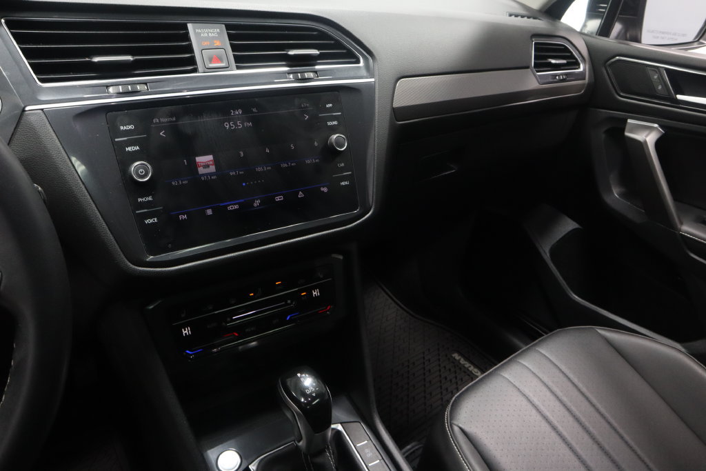 Used 2022 Volkswagen Tiguan SE w/ Panoramic Sunroof Package AWD/4WD image 31