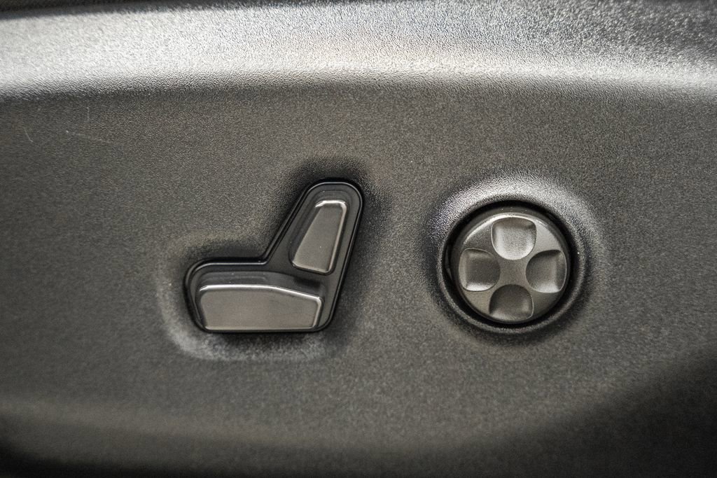 Used 2025 Chrysler Pacifica Select image 41