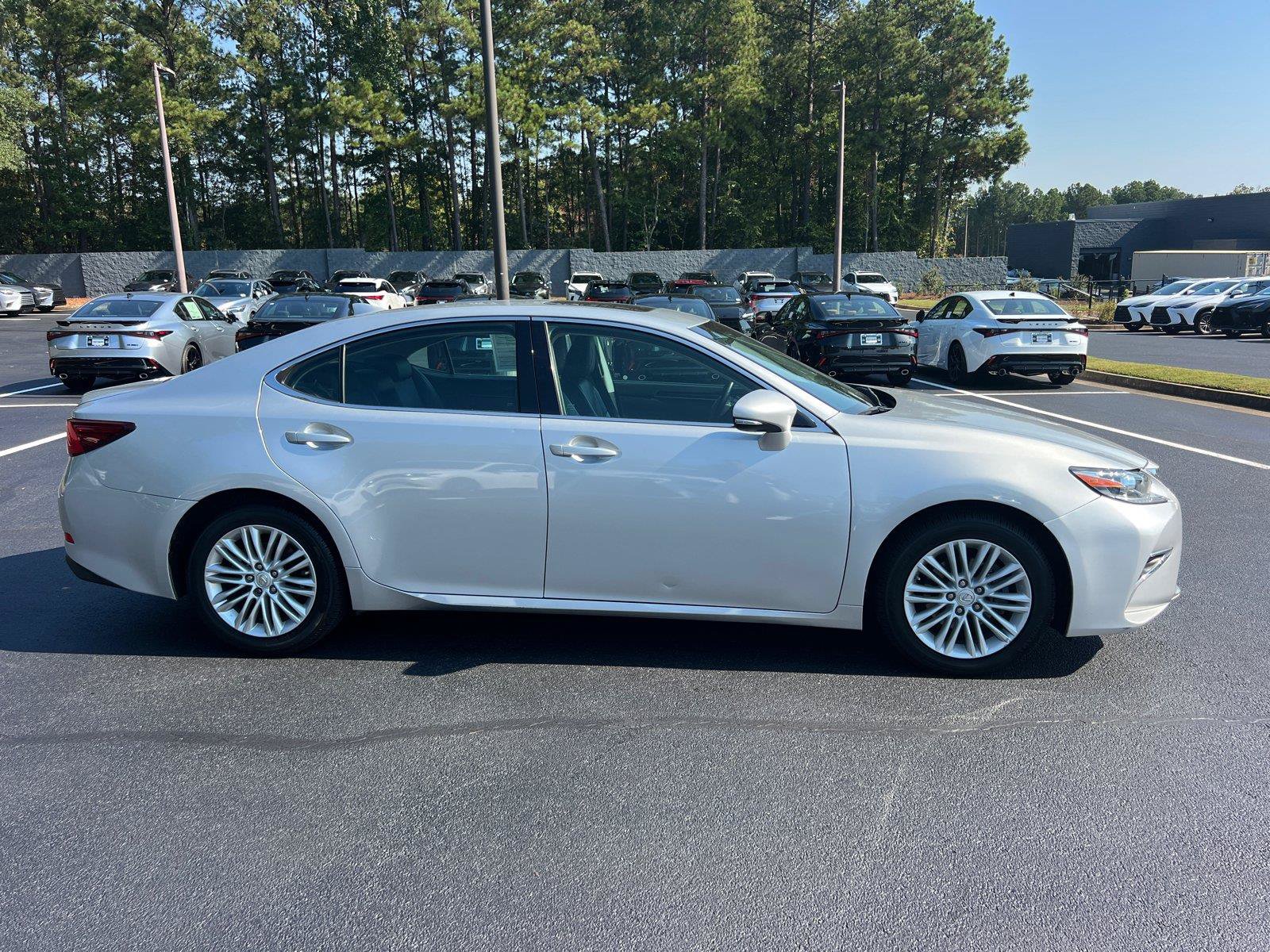 Used 2016 Lexus ES 350 w/ Accessory Package FWD image 4