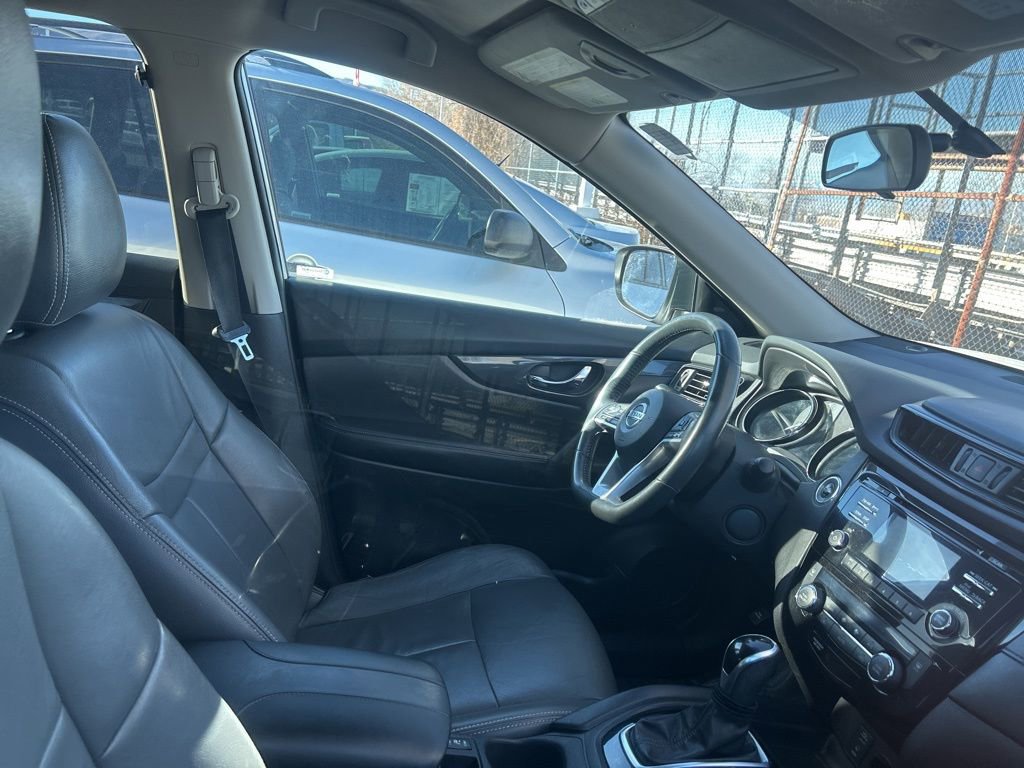 Used 2017 Nissan Rogue SV image 27