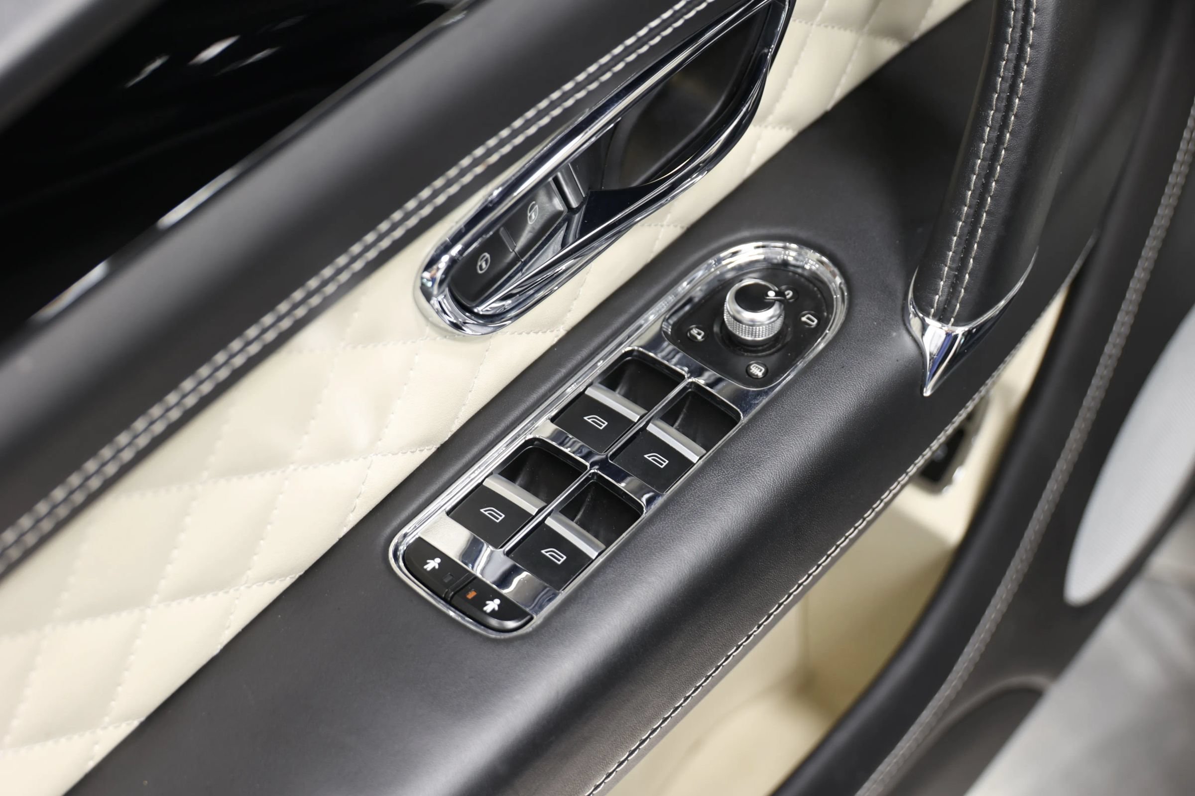 Used 2017 Bentley Bentayga AWD/4WD image 13