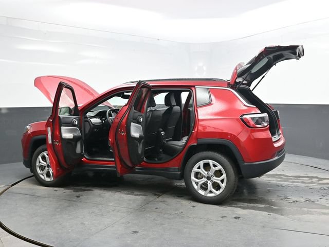 Used 2025 Jeep Compass Latitude AWD/4WD image 36