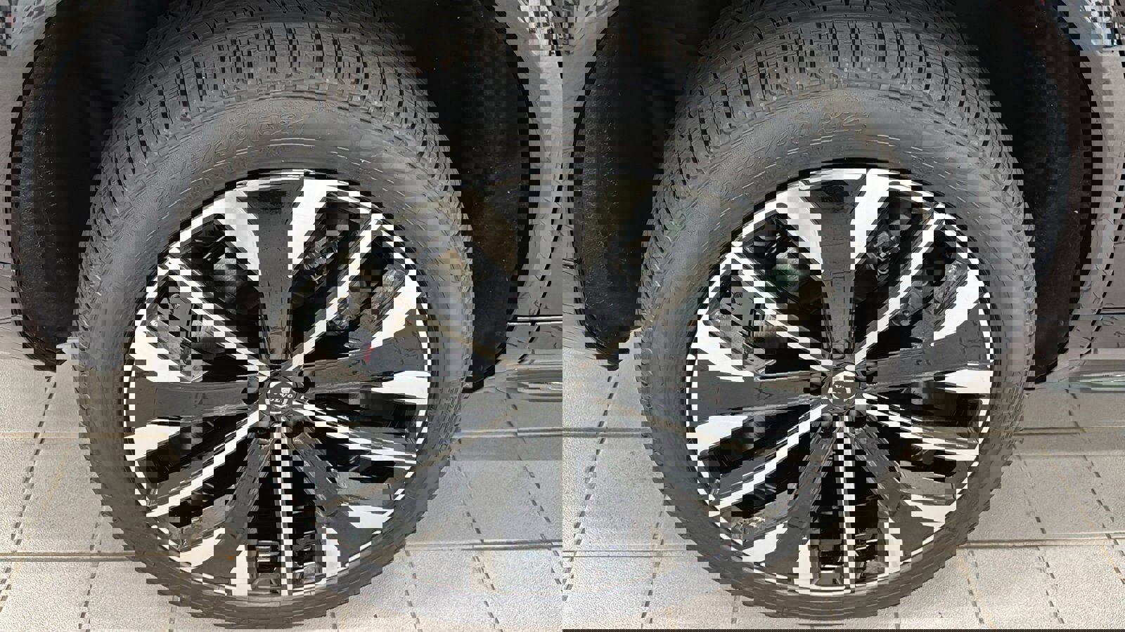 New 2026 Volvo XC90 B6 Plus w/ Protection Package Premier image 32