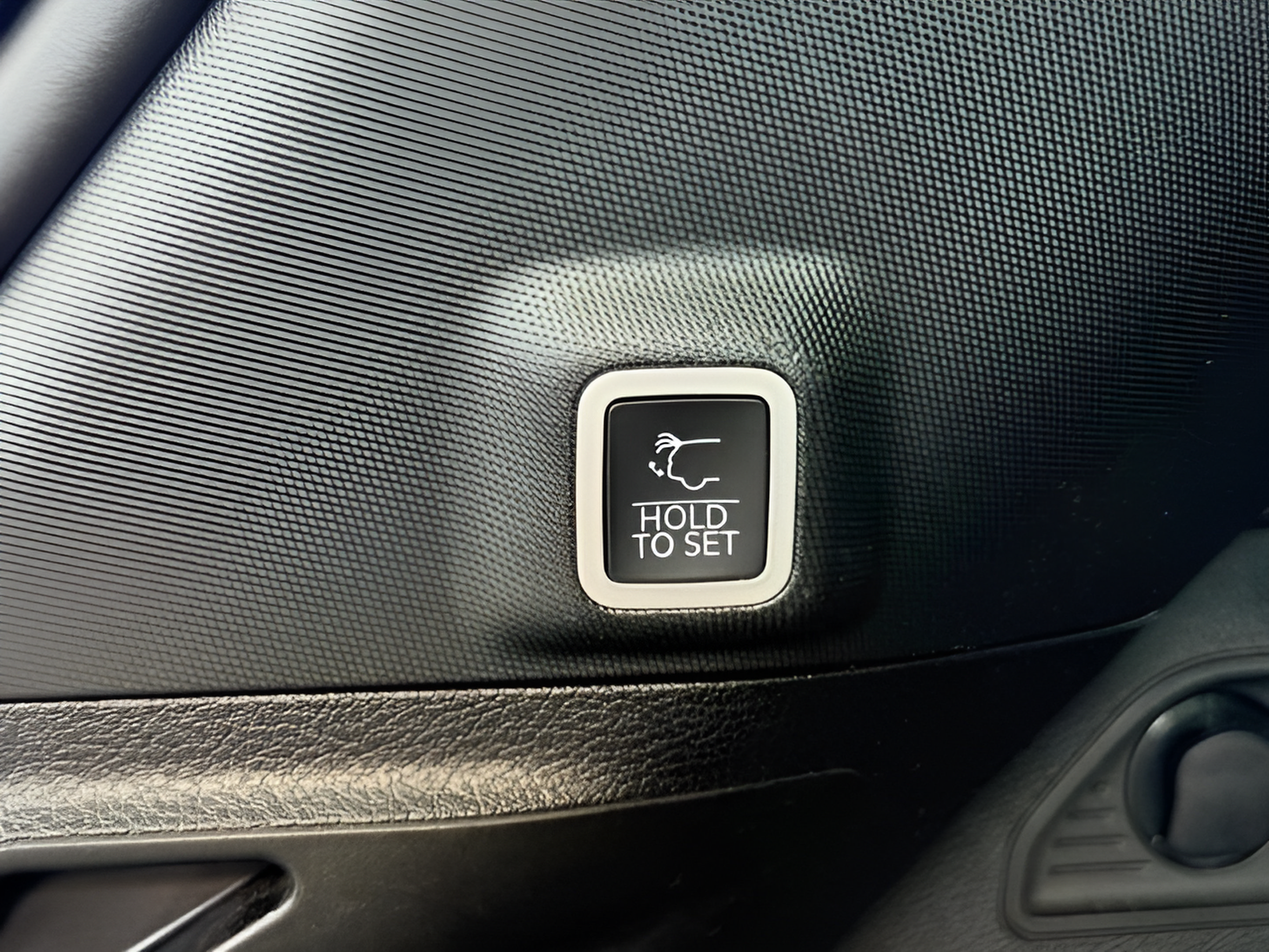 Used 2022 Jeep Grand Cherokee Overland w/ MOPAR Finishing Package AWD/4WD image 9